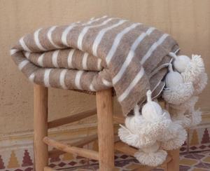 ผ้าห่มทำมือถักไหมพรมขนสัตว์แท้ 100% สำหรับผู้หญิง ลายปัก  แบบพกพาและสวมใส่ได้ เหมาะสำหรับใช้ในบ้าน เดินทาง หรือโรงแรม - Product Image 1