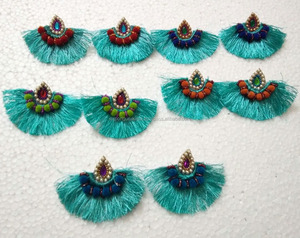 Boucles d'oreilles de créateur pour femmes avec perles de pompon en fil de soie pour mariages, cadeaux, fêtes, fiançailles - Product Image 1