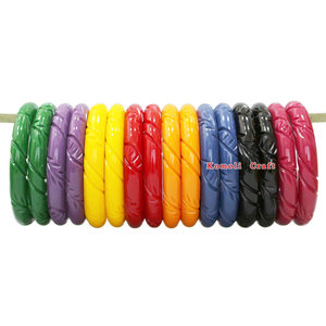 Bracelet en résine sculptée rouge de style rétro avec un design en corde torsadée, bijoux vintage - Product Image 6