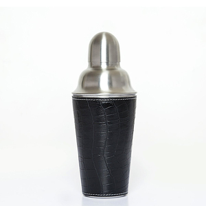 Shaker à cocktail en acier inoxydable enveloppé de cuir noir - Product Image 1