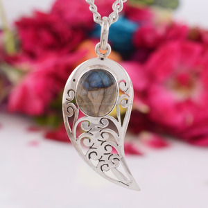 สร้อยคอเงินแท้ทำมือประดับด้วยลาบราโดไรต์สีน้ำเงินไฟและเพชร สไตล์ศาสนา เหมาะสำหรับงานปาร์ตี้ ของขวัญวันครบรอบ เงินสเตอร์ลิง - Product Image 1