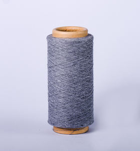 Fil de coton polyester de couleur grise pour tricoter des gants - Product Image 4