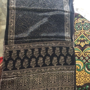 Écharpe Ajrakh en coton imprimé à la main Kutch pour femmes Dupatta de couleur naturelle pour costumes d'été teints à la main par Artisans - Product Image 6