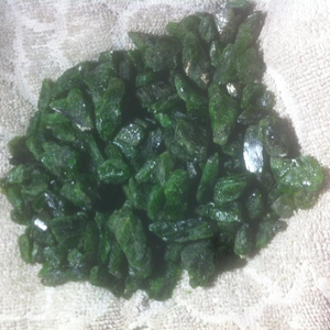 Pierre brute de diopside chromé - Product Image 2