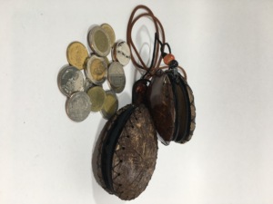 Monedero de cáscara de coco Vintage hecho a mano de Tailandia Cierre de cremallera con correa de cordón Patrón de fruta Monedero - Product Image 2