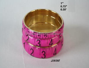 Bracelet en résine rose foncé, avec motifs à ruban mesurer, disponible en toutes les couleurs, pour femmes et filles - Product Image 2