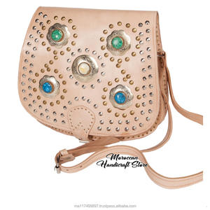 Sac à bandoulière de voyage pour femme en cuir véritable de style marocain avec pierres, sac à bandoulière fait à la main - Product Image 1