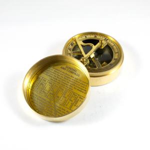 Acabado pulido de latón, estilo náutico, ajuste de prensa, brújula Sundial en Funda de cuero, funda de madera - Product Image 1