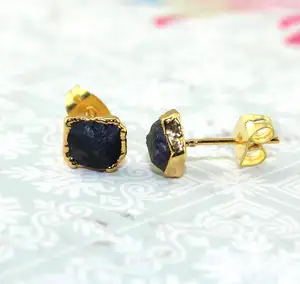 Joyería minimalista, aspecto natural en bruto, labradorita de fuego, poste de oreja, pendiente de latón galvanizado en oro, pendiente de uso diario - Product Image 1