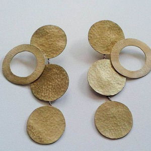 Colección de plata 925, pendientes de tuerca circulares con acabado de latón para mujeres y niñas - Product Image 2