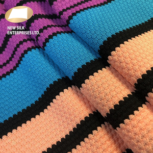 Ananas à rayures colorées, en Polyester spandex, tissu pour la plage - Product Image 1