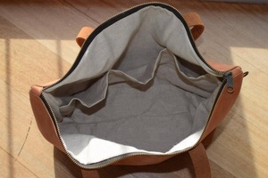 กระเป๋าหนังสีน้ำตาลอ่อนขนาดใหญ่ มีซิปและซับใน กระเป๋าหนังทำมือ กระเป๋าหนังมินิมอล AV-0007 - Product Image 4