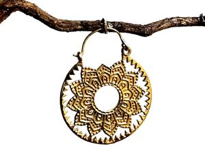 Boucles d'oreilles modernes simples en laiton couleur or pour femmes forme florale de style bohème pour mariage fête fiançailles ou cadeau - Product Image 2