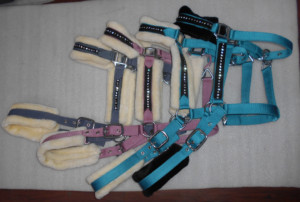 Sillín de nailon inglés para caballos, elegante equipo de entrenamiento de caballos con relleno de visón, diamantes de imitación, cuerda de PP - Product Image 6