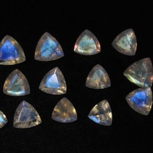 พลอยมูนสโตนสีน้ำเงินรุ้งธรรมชาติขนาด 4 มม. ทรงทริลเลียนเจียระไน ขายส่งออนไลน์ในราคาโรงงานสำหรับทำเครื่องประดับ - Product Image 1