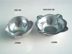 Cendrier en aluminium coulé carré et triangulaire en finition polie, également disponible en finition mate et en nickel, artisanat métallique - Product Image 4