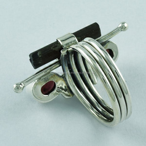 แหวนเงินแท้ 925 ประดับพลอยโกเมนและพลอยทูร์มาลีน ดีไซน์แบบนามธรรม เครื่องประดับส่งออกจากอินเดีย ขายส่งโดยตรงจากโรงงาน - Product Image 4