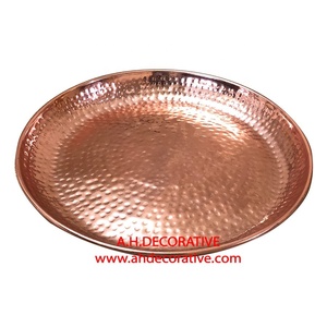Nouveau plateau de forme ronde en cuivre fini martelé pour fleurs et bols à soupe à vendre - Product Image 1
