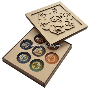 Caja de regalo con grabado de 7 piedras de Chakra con símbolo de Sánscrito - Product Image 1