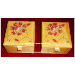 Décoratif de Broderie À La Main Boîte Cadeau - Product Image 1