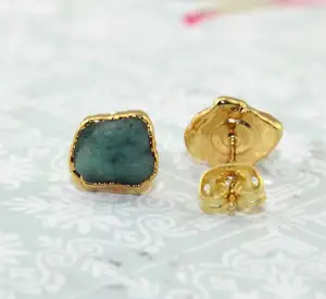 Koleksi Grosir Dainty Raw Emerald Emas Dilapisi Stud Earrings Post Earring Uncut Gemstone 24K Emas Plating Stud