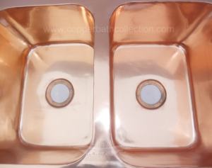 Évier de cuisine à double cuvette en cuivre 100% de style moderne avec tablier polonais brillant L'installation frontale comprend un robinet de l'Inde - Product Image 5