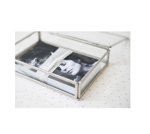 Boîte à photos en verre 5x7 avec des accents en laiton pour l'affichage de bijoux - Product Image 2
