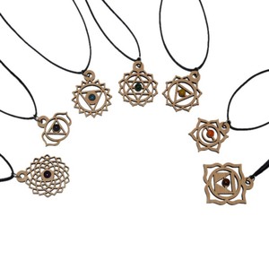 Ensemble de pendentifs en bois symbole des sept chakras, avec cordons, pièces - Product Image 1