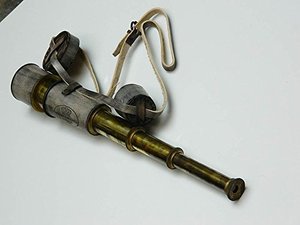 Telescopio de catalejo antiguo coleccionable náutico Kelvin & Hughes con estuche de cuero. - Product Image 3