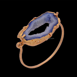 Bracelet Druzy Geode fait main élégant plaqué or Bracelet manchette naturel à la mode avec accents dorés - Product Image 1