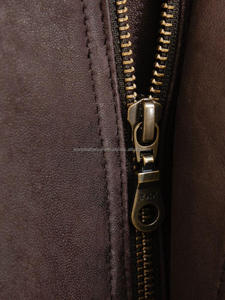Chaqueta Bomber de piel de oveja marrón para hombre, ropa de invierno con características transpirables para estaciones frías - Product Image 4