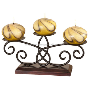 Candelabro de Metal de tres brazos, Base de madera, t-lite - Product Image 1