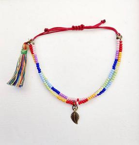 Bracelet d'été arc-en-ciel en perles de rocaille avec pompon et breloque feuille, bracelet hippie fait main, un régal pour les mains - Product Image 1