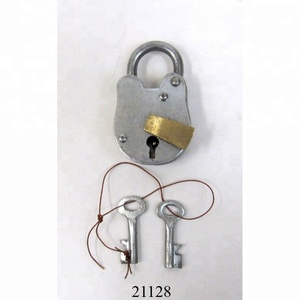 Ensemble de clés vintage fait à la main en métal rustique avec porte-clés à vendre bouquet de clés antique de style vintage à vendre - Product Image 1