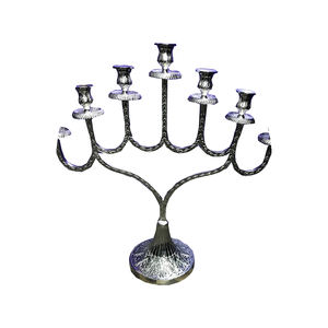 Venta al por mayor de candelabro de aluminio con diseño de metal en relieve hecho a mano artesanía india para el hogar y decoraciones de boda - Product Image 1