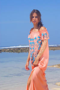 Fabricants de vêtements indiens Robe maxi bohème brodée à épaules dénudées pour l'été Robe ample chic bohème Robe de plage - Product Image 4