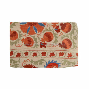 Tapiz Suzani Vintage Hecho a Mano, Tapiz Bordado Único para Colgar en la Pared - Product Image 5