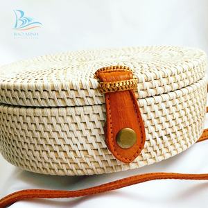 Bolso de hombro de ratán blanco bohemio con decoración de borlas de patrón de cocodrilo Correa única de Vietnam - Product Image 3