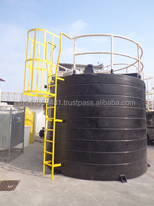 Grand réservoir d'eau en polyéthylène noir avec échelle jaune et garde-corps de sécurité pour équipement de stockage de produits chimiques - Product Image 1