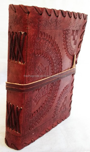 Diario de cuero genuino hecho a mano con costura lateral de diseño en relieve y cierre de correa, perfecto para uso personal y profesional - Product Image 2