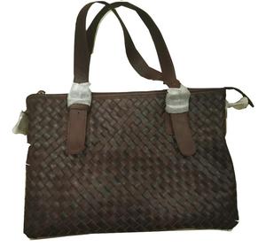 Sac fourre-tout en cuir véritable fait à la main pour femmes avec fermeture à couvercle ouvert Logo personnalisé Portable et polyvalent pour toutes les saisons - Product Image 1