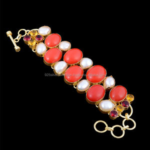 Bracelet manchette tendance plaqué or corail et perle blanche style antique pour femme - Product Image 2
