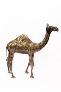Camello de latón hecho a mano pakistaní, camello de latón macizo, estatuilla de camello de latón decoración de Oriente Medio mediados de siglo - Product Image 2