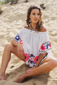 Blusa de Mujer con Bordado Estilo Bohemio Gitano, Hermosa, Brillante y Alegre, Blusa de Mujer Impresionante con Hombros Descubiertos, Estilo Suzani con Pompones y Encaje - Product Image 2