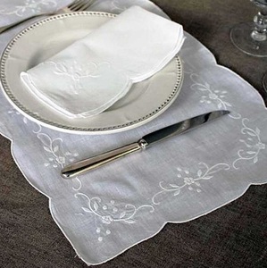 Mantel Individual blanco de lino bordado a mano - Product Image 1