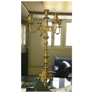 Candelabro de cinco brazos en relieve dorado, diseño personalizado disponible - Product Image 1
