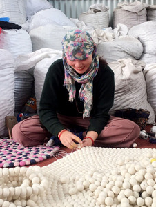 FBR-035, Tapis rond en feutre, 100% laine de Nouvelle-Zélande écologique, feutré et cousu par des artisans talentueux et compétents du Népal - Product Image 6