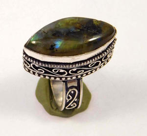 Bague de cocktail en forme de fantaisie gothique en argent, pierre précieuse de labradorite naturelle multicolore certifiée IGI plaquée rhodium pour les mariages - Product Image 1