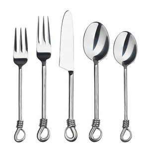 Ensemble de couverts en acier inoxydable forgé à la main classique de 5 pièces cuillère de conception de noeud pour la place métal durable pour les mariages nourriture pour enfants - Product Image 2