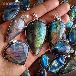 Pendentif en argent plaqué avec pierre précieuse cabochon en labradorite multi-feu DHORGEMS, vente en gros de labradorite naturelle, bijoux classiques en argent - Product Image 3
